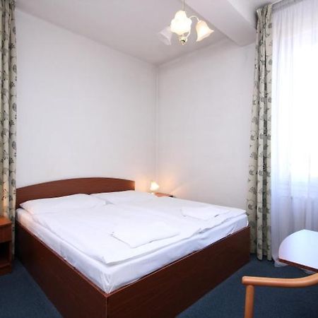 Hotel Legie Bed And Breakfast Prag Exteriör bild