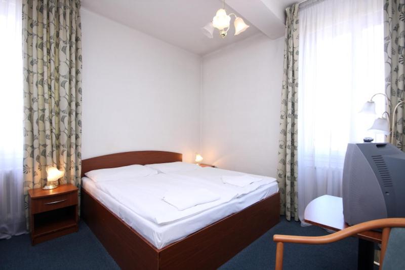 Hotel Legie Bed And Breakfast Prag Exteriör bild