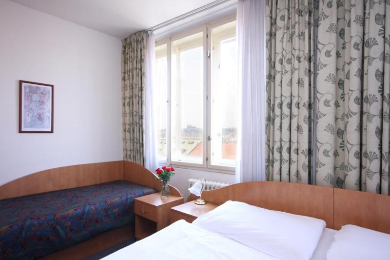 Hotel Legie Bed And Breakfast Prag Exteriör bild