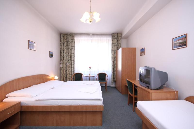 Hotel Legie Bed And Breakfast Prag Exteriör bild